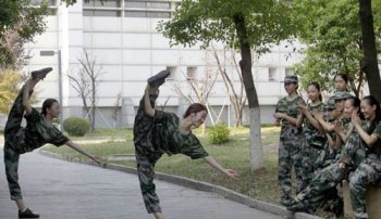女生軍訓(xùn)時(shí)褲子開檔,定做服裝質(zhì)量為何這么水？