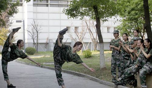 女生軍訓(xùn)時(shí)褲子開檔
