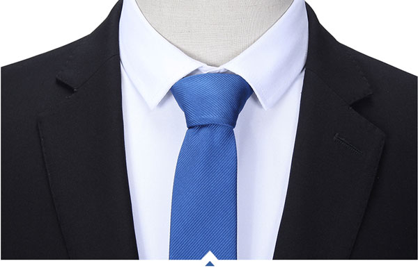 兩?？坌奚戆嬲b定做西服衣領(lǐng)細節(jié)特寫圖